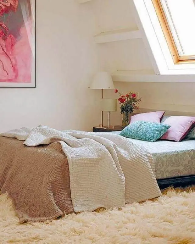 decoração simples com tapete para quarto bege Foto Jeito de Casa