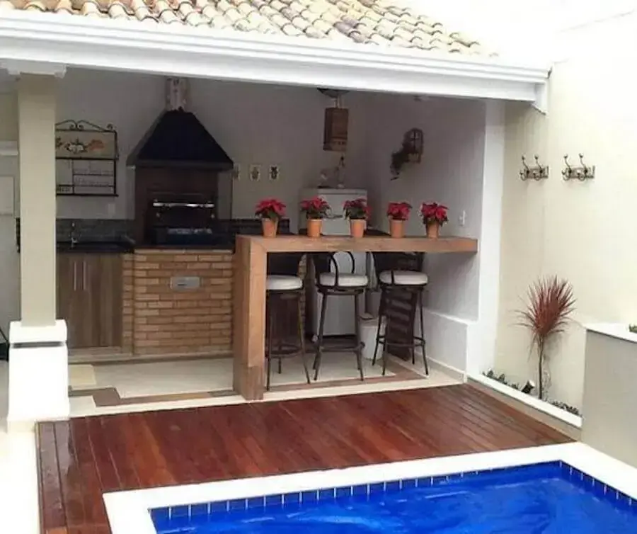 decoração simples para cozinha externa com churrasqueira e piscina Foto Pinterest