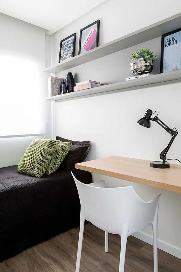 decoração simples para quarto de solteiro masculino com escrivaninha de madeira Foto Pinterest