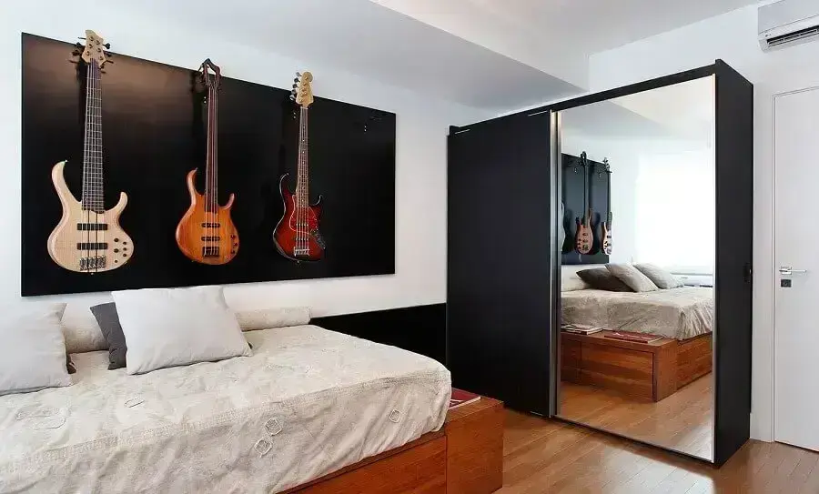 decoração simples para quarto de solteiro masculino com guitarras na parede Foto Pinterest