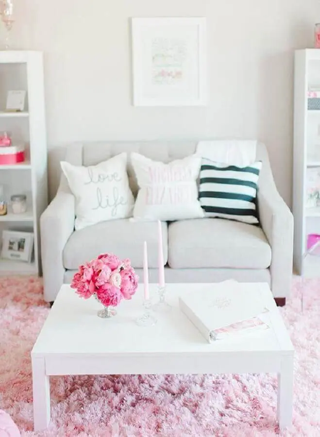 decoração simples para sala branca com sofá pequeno 2 lugares Foto We Heart It
