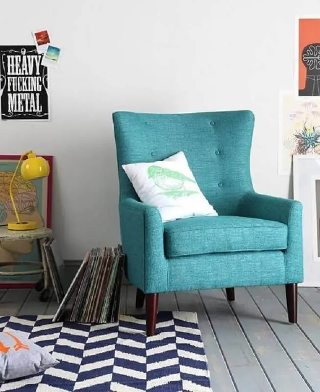 decoração simples para sala com poltrona azul turquesa Foto Pinterest