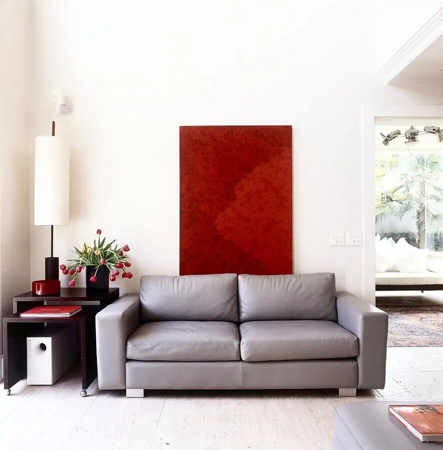 decoração simples para sala com quadro vermelho e sofá 2 lugares pequeno cinza Foto Brunete Fraccaroli