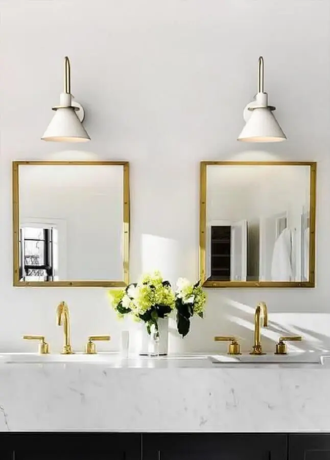 decoração sofisticada com arandela para espelho de banheiro branco com detalhes em dourado Foto Tudo & Co