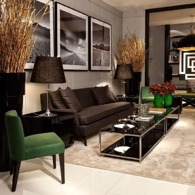 decoração sofisticada para sala com poltronas verdes e mesa de centro preta Foto Decor Salteado