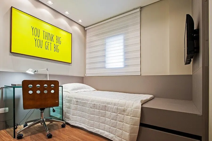 escrivaninha de vidro para decoração de quarto de solteiro masculino planejado em tons de cinza Foto Jeito de Casa
