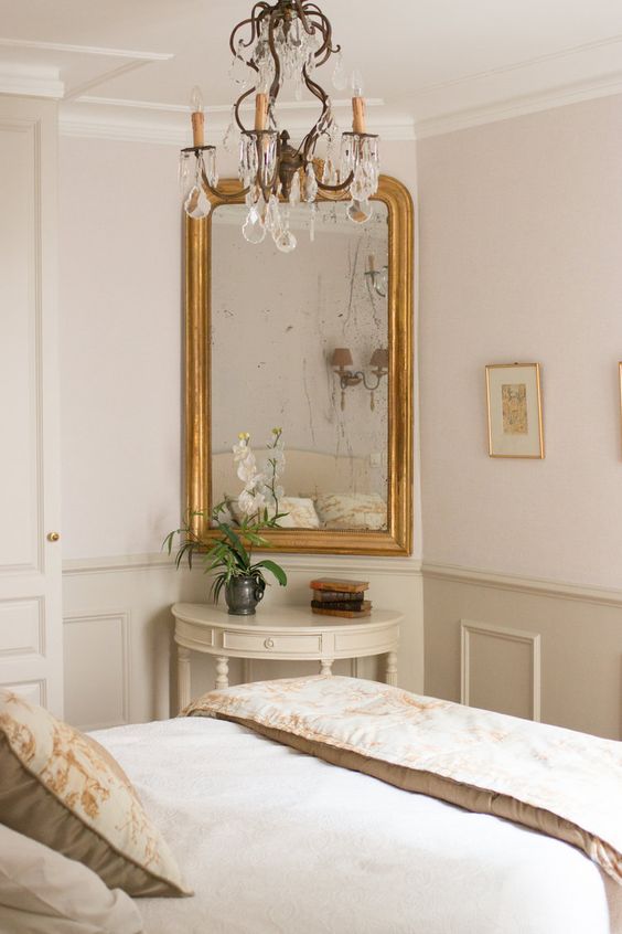 Espelho dourado no quarto moderno
