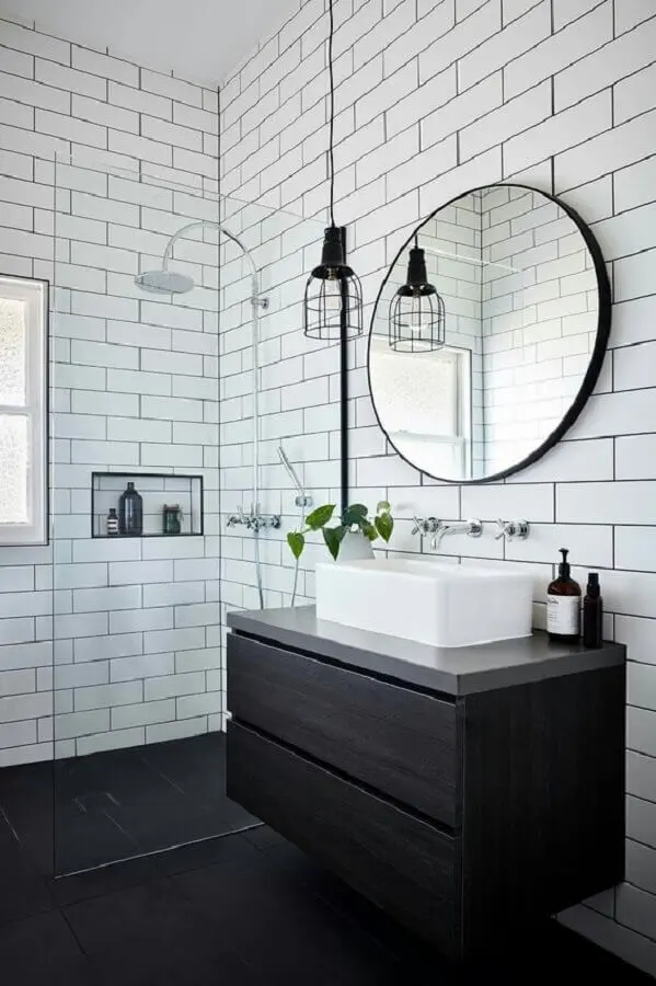 espelho redondo para decoração de banheiro preto e branco minimalista com gabinete suspenso Foto Conexão Decor