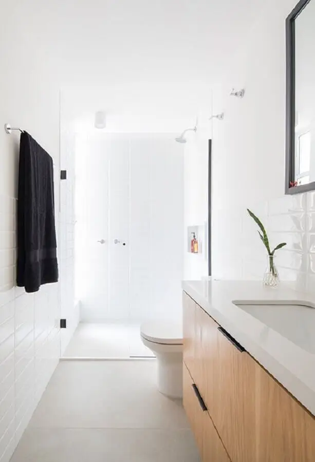 gabinete de madeira para banheiro minimalista pequeno branco  Foto INÁ Arquitetura