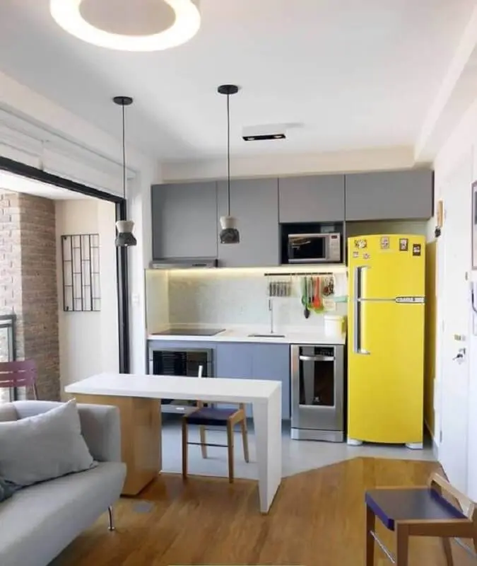 geladeira amarela para decoração de sala e cozinha integrada pequena com armários cinza Foto Pinterest