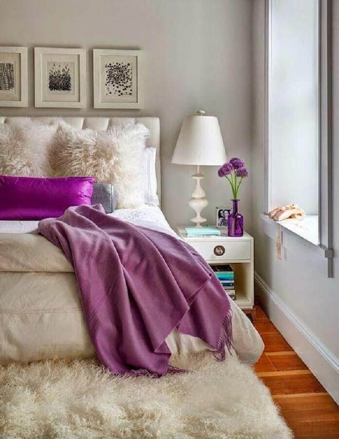 decoração de quarto de casal branco com tapete felpudo e abajur de cabeceira Foto Decor Art