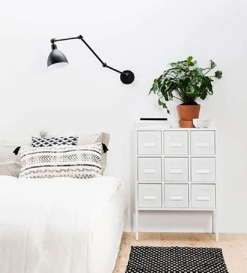 luminária articulável para decoração de quarto minimalista todo branco Foto We Heart It