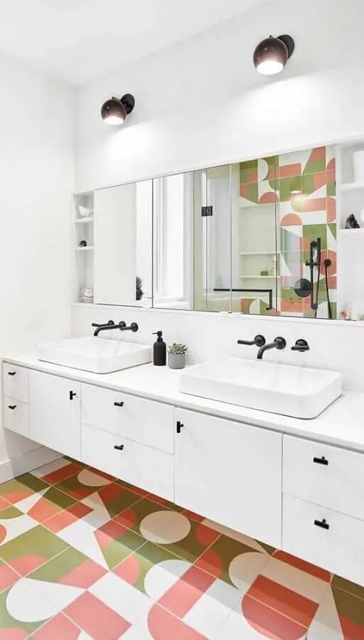 luminária de parede para banheiro branco decorado com piso colorido Foto Wanda Ely Architect