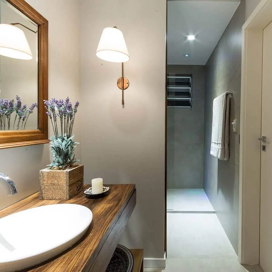 luminária de parede para banheiro cinza decorado com bancada e espelho de madeira Foto Pinterest