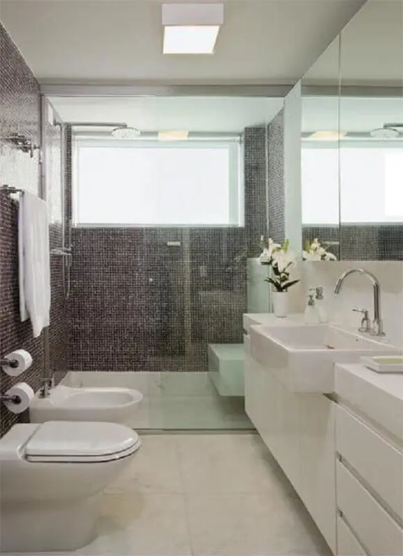 luminária de teto para banheiro branco decorado com pastilhas cinza Foto Pinterest