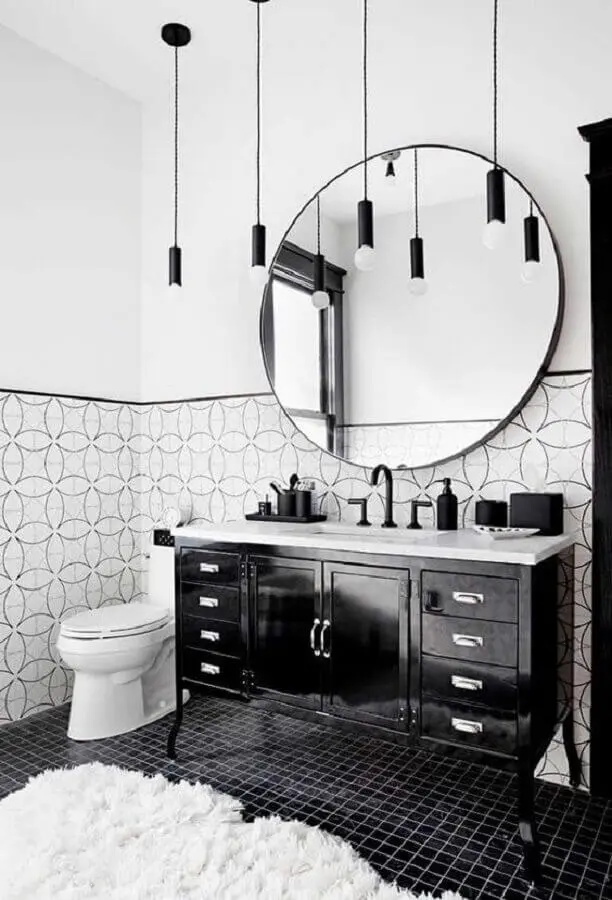 luminária de teto para banheiro preto e branco com gabinete vintage Foto One Kindesign