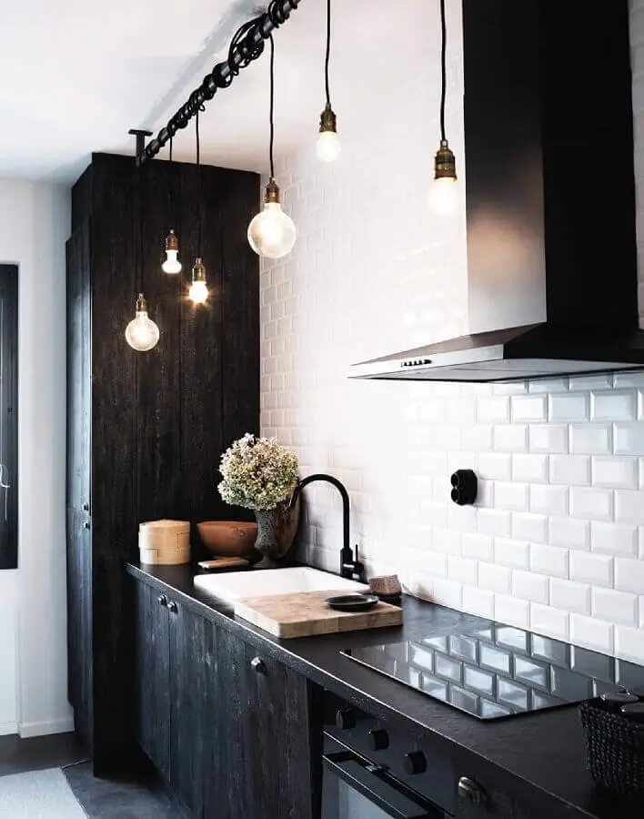 luminária minimalista para decoração de cozinha preto e branco Foto Emily Henderson
