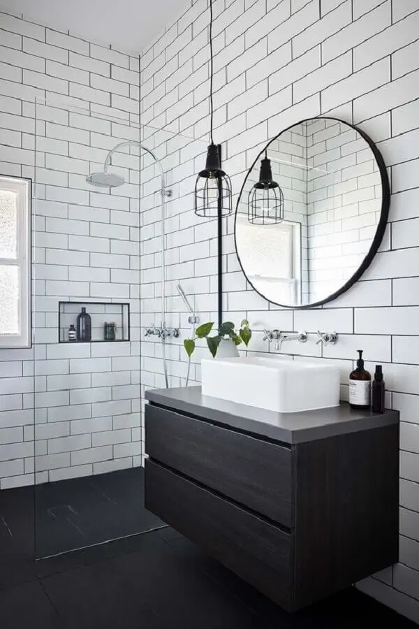 luminária para banheiro minimalista com gabinete suspenso preto Foto One Kindesign