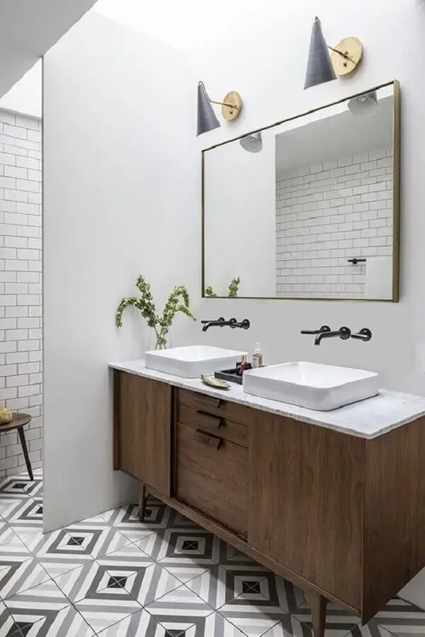 luminária para espelho de banheiro decorado com gabinete de madeira Foto Pinterest