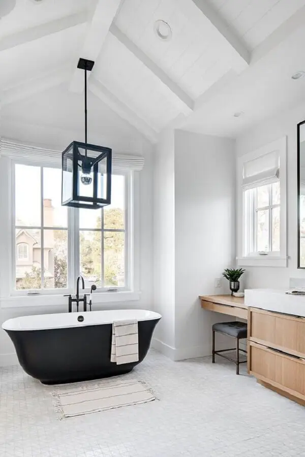 luminária pendente para banheiro grande com banheira preta Foto PUFIK Interiors & Inspirations