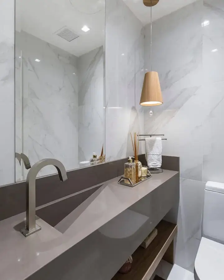 luminária pendente para banheiro moderno decorado com bancada planejada Foto Braccini + Lima Arquitetura