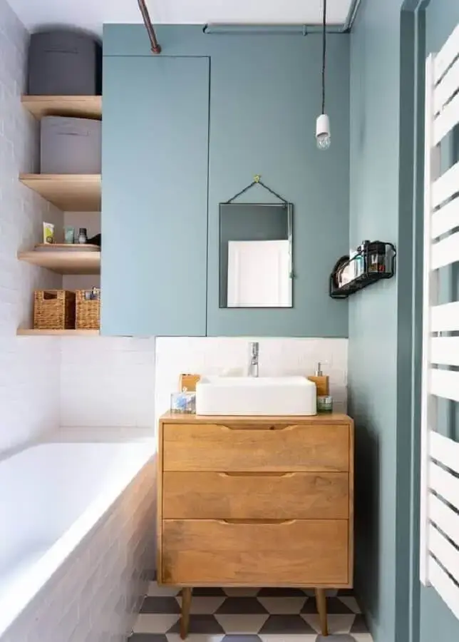 luminária pendente para banheiro pequeno azul e branco Foto Jeito de Casa