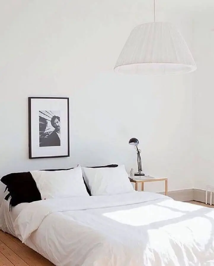 luminária preta para decoração de quarto minimalista todo branco Foto Coco Lapine Design