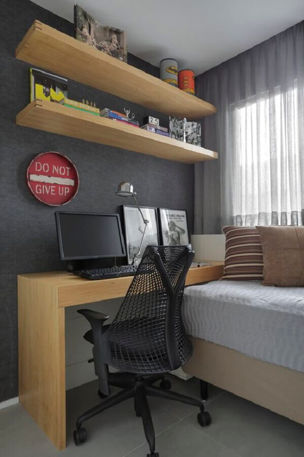 melhor cadeira para home office no quarto com prateleiras e bancada de madeira  Foto Studio Roca