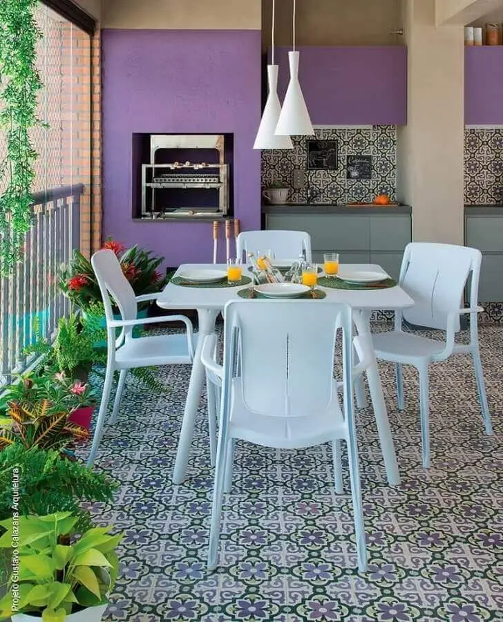 mesa branca para decoração de varanda gourmet com churrasqueira e com pintura roxa Foto Muito Chique