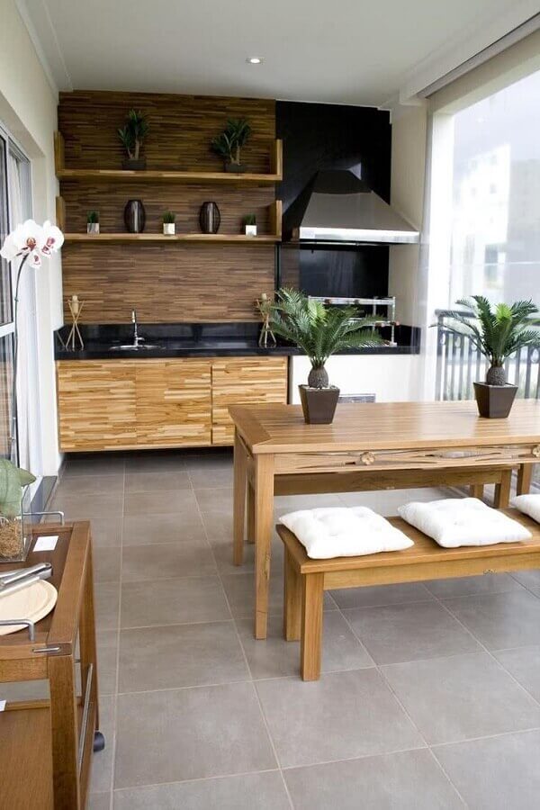 mesa com banco de madeira para varanda gourmet com churrasqueira em apartamento Foto Pinterest
