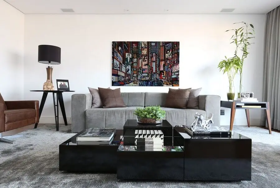mesa de centro preta moderna para decoração de sala de estar com sofá cinza Foto Carolina Ouro