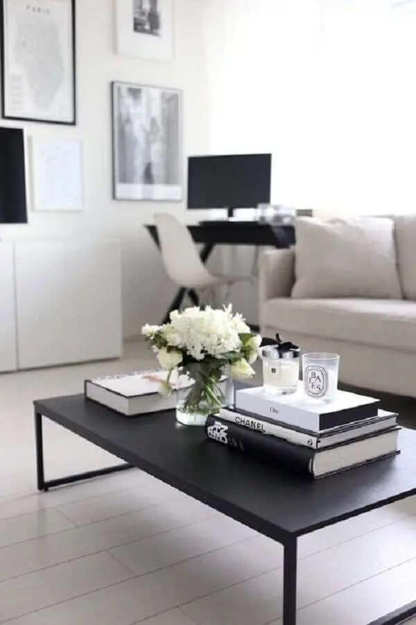 mesa de centro retangular preta para decoração de sala branca com home office Foto We Heart It