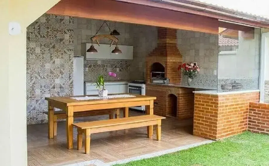 mesa de madeira com banco para decoração de cozinha externa com churrasqueira Foto Pinterest