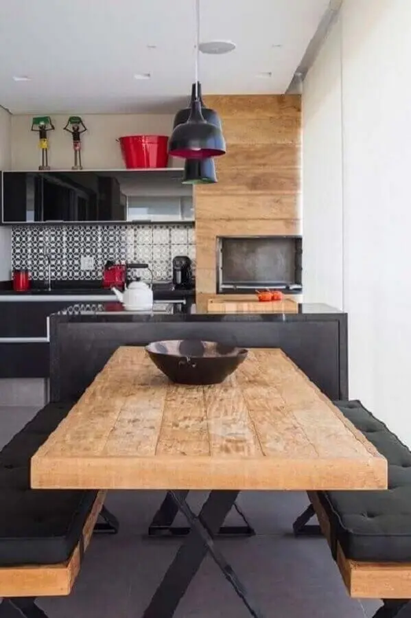 mesa de madeira e bancada preta para decoração de varanda gourmet com churrasqueira em apartamento Foto Pinterest