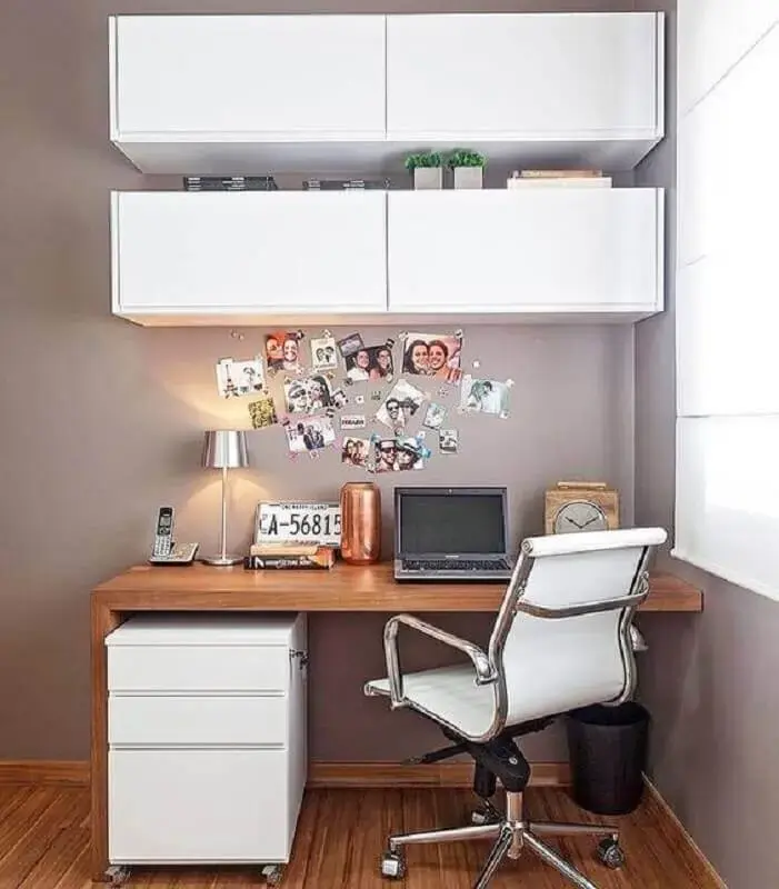 mesa e cadeira para home office pequeno decorado com armário aéreo  Foto Pinterest