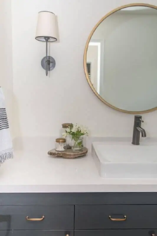 modelo clássico de arandela de parede para banheiro decorado com espelho redondo Foto House & Home