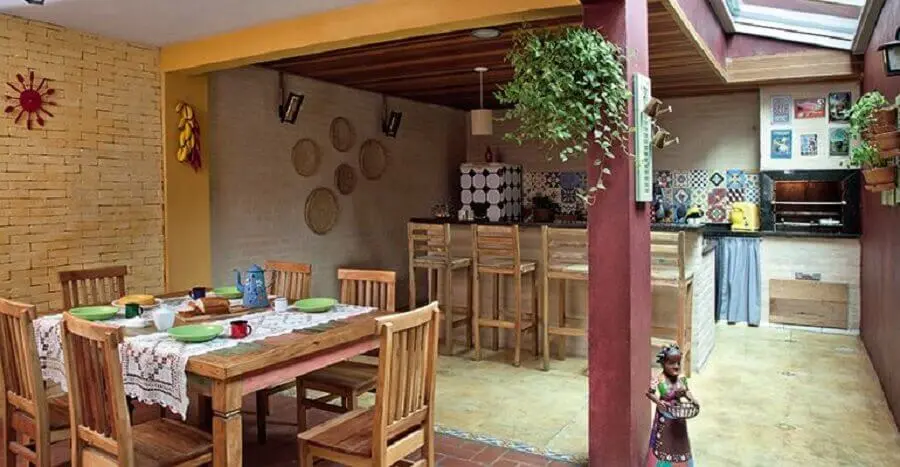 móveis de madeira para varanda gourmet rústica com churrasqueira e parede de tijolinho Foto Pinterest