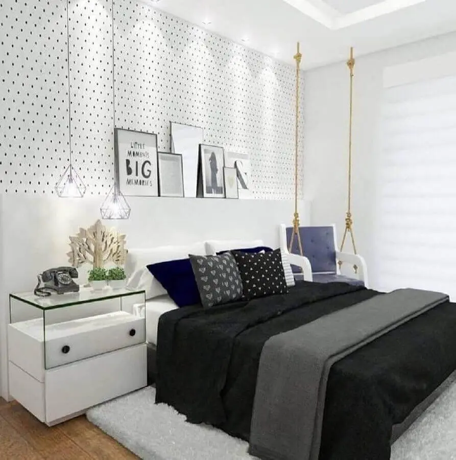 papel de parede delicado para quarto decorado com luminária aramada e cadeira suspensa Foto Últimas Decoração