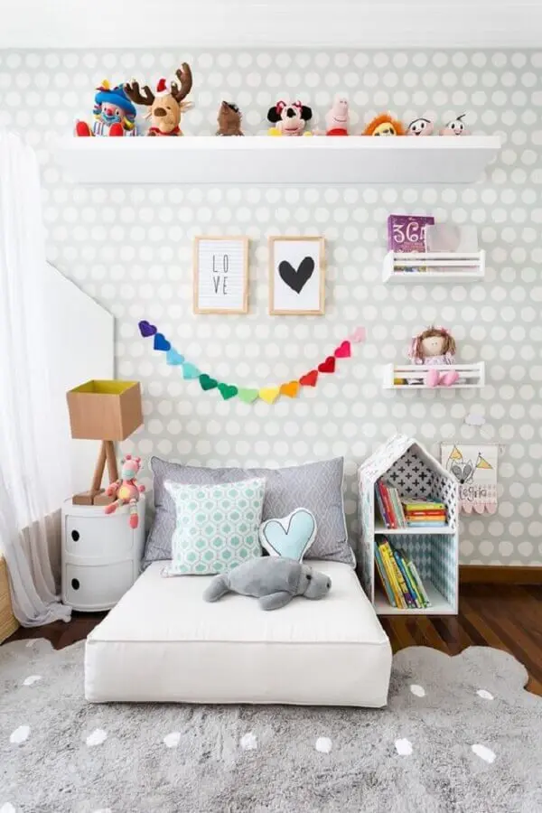 papel de parede delicado para quarto infantil cinza e branco Foto Cadô Design