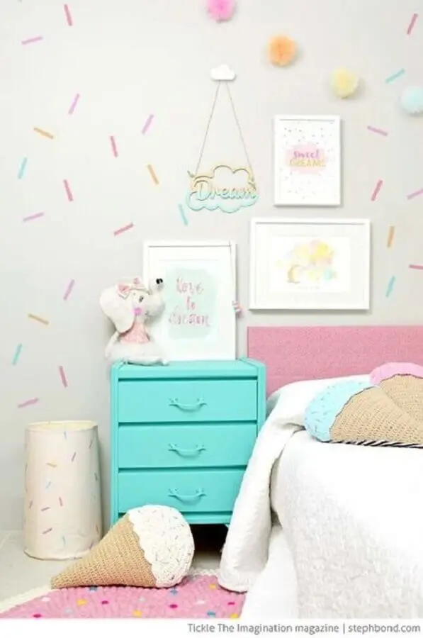papel de parede delicado para quarto infantil com decoração colorida Foto Ideiative