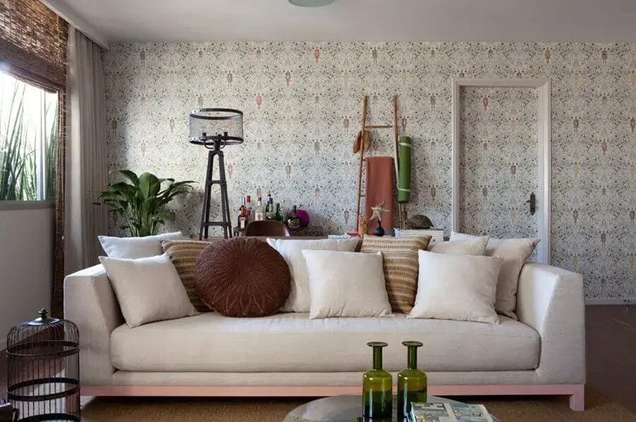 papel de parede delicado para sala de estar decorada com várias almofadas para sofá Foto Casa de Valentina