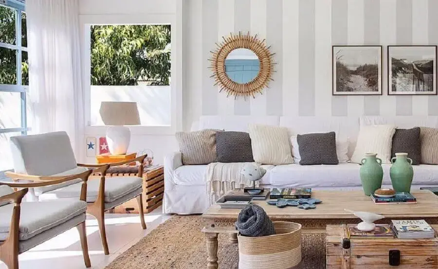 papel de parede delicado para sala decorada com sofá branco e poltronas de madeira Foto Babi Teixeira