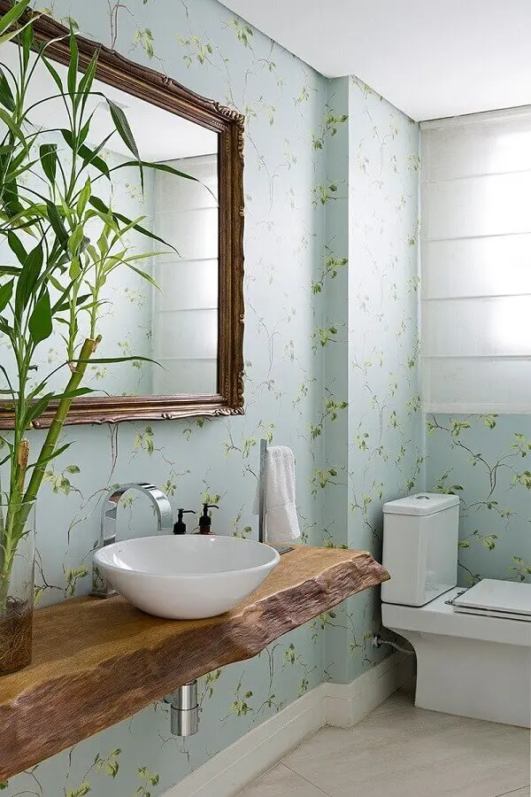 papel de parede floral delicado para decoração de banheiro com bancada de madeira rústica Foto Fashionismo