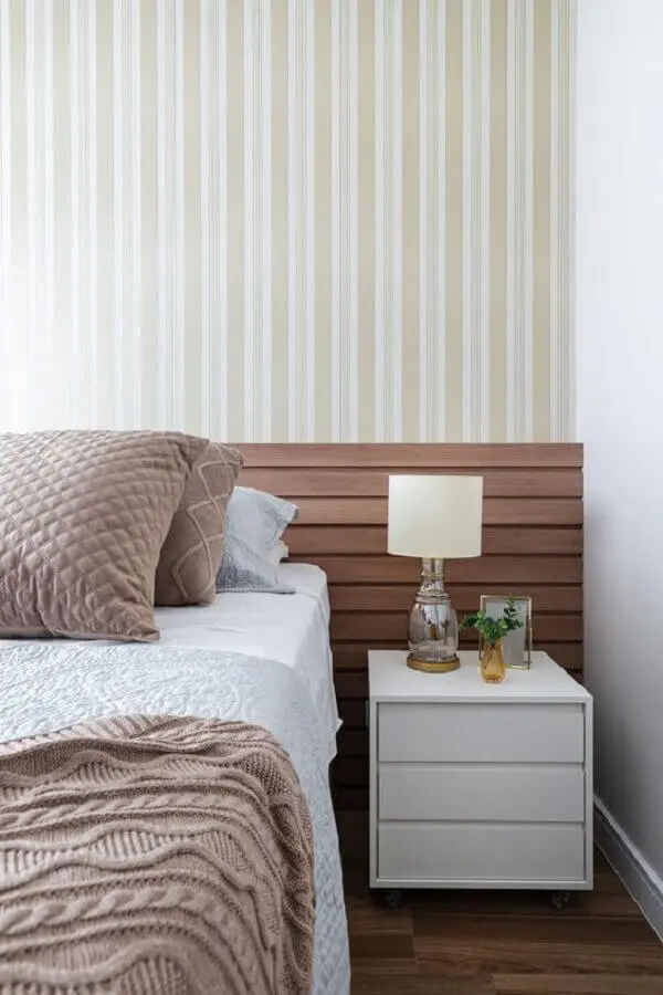 papel de parede listrado para quarto decorado em cores neutras com abajur de cabeceira Foto Rúbia M. Vieira Interiores