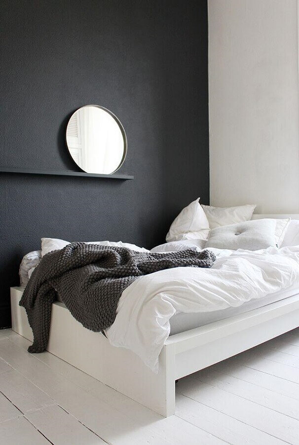parede preta e espelho redondo para quarto minimalista de solteiro Foto We Heart It
