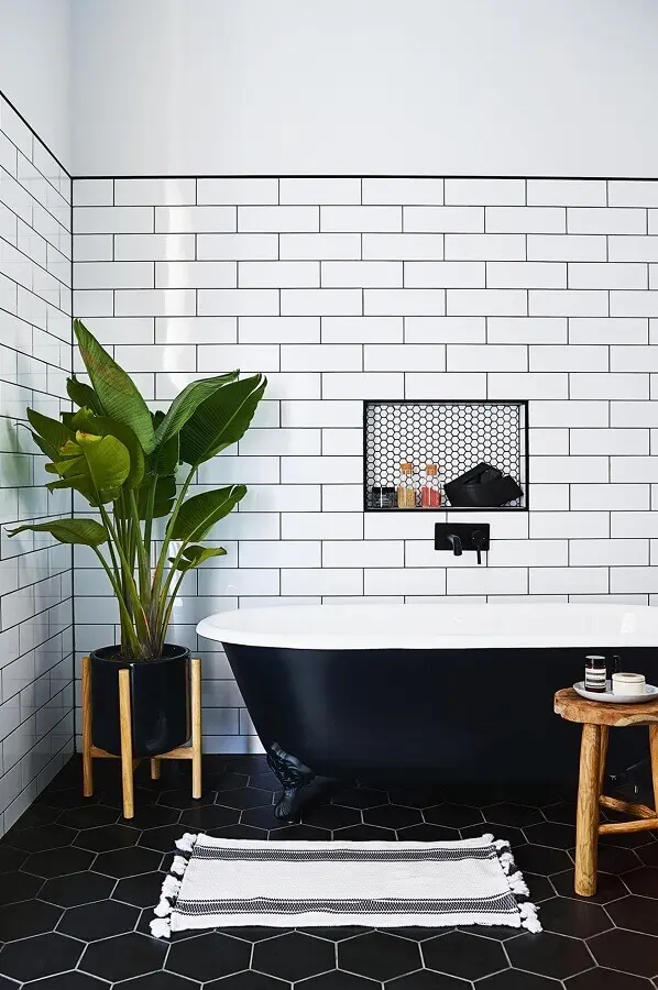 piso hexagonal para decoração de banheiro preto e branco com banheira Foto Conexão Décor