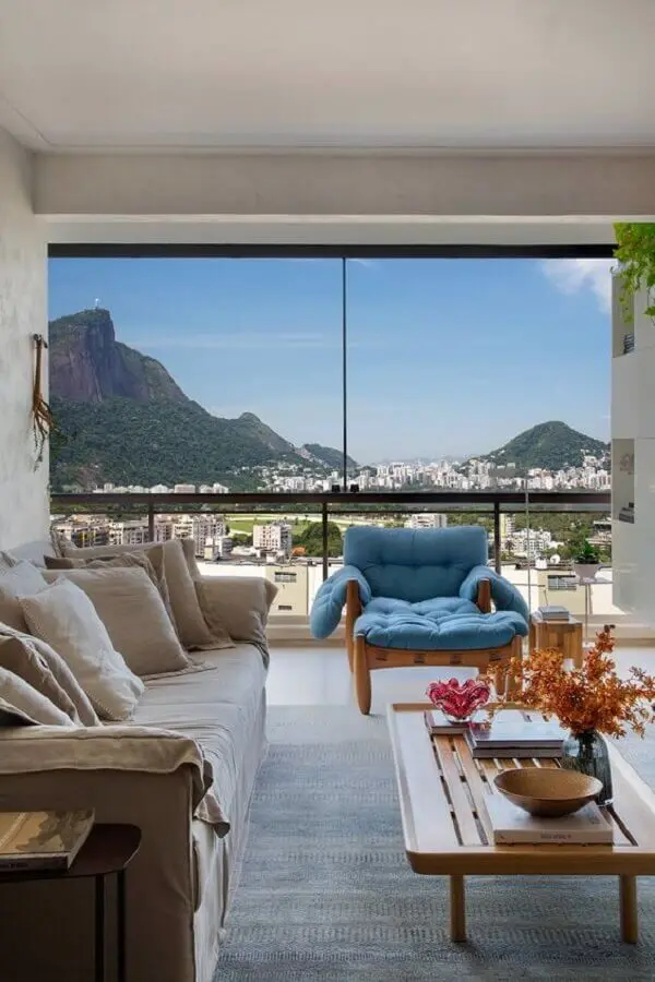 poltrona azul claro para decoração de sala de estar com varanda integrada Foto Casa de Valentina