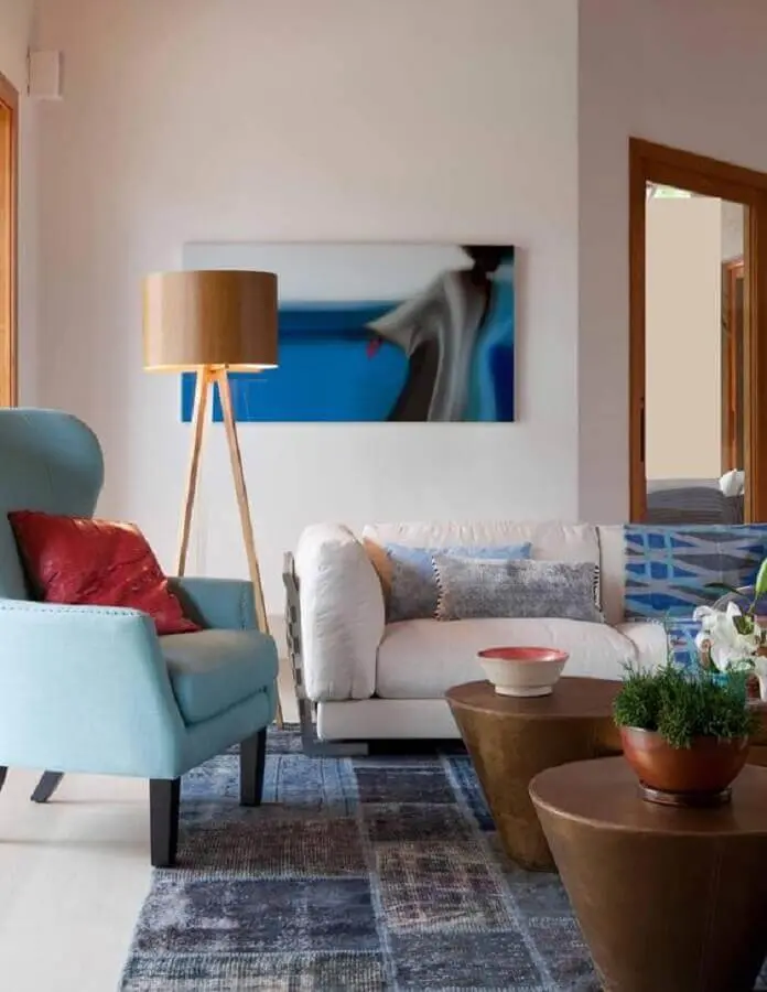 poltrona azul claro para sala decorada com abajur de chão de madeira Foto Pinterest