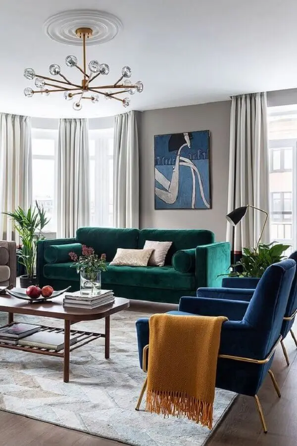 poltrona azul escuro moderna para decoração de sala com sofá verde escuro Foto Decoist