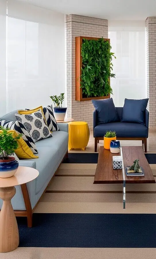 poltrona azul escuro para varanda decorada com sofá azul claro e jardim vertical Foto Simples Decoração